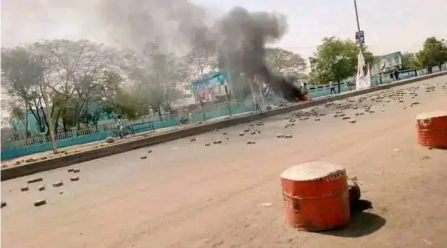 Video Of Kano Residents Stoning Buhari’s Convoy